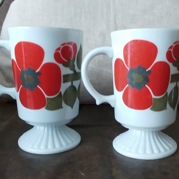 RETRO 1960-1970 PEDESTAL PORCELEIN COFFEE MUGS (2)  WHITE WITH ORANGE FLOWER - Picture 12 of 14